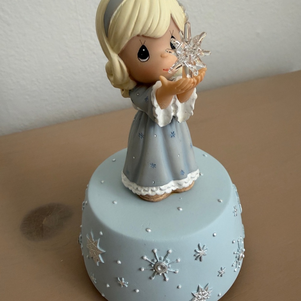 Precious Moments “ Girl with glass star musical plays “ silent night”